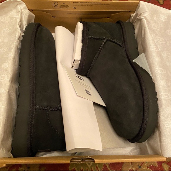 Uggs Classic Ultra Mini NEW IN BOX 7 - Picture 2 of 4